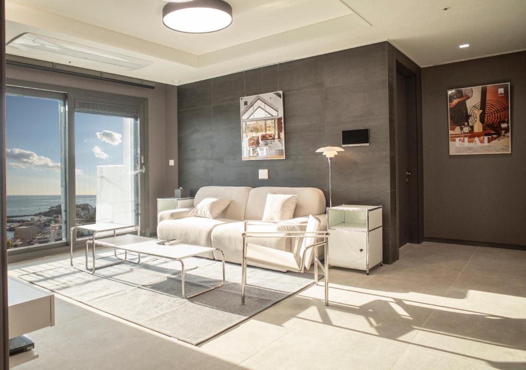 와이컬렉션 by UH 플랫 오시리아 1