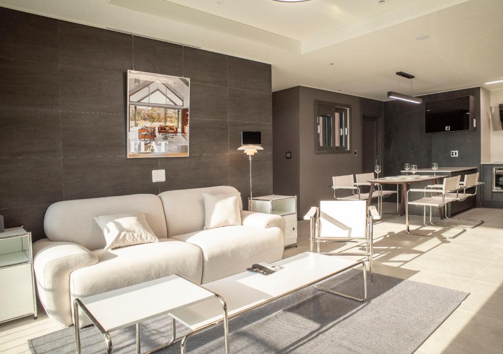 와이컬렉션 by UH 플랫 오시리아 2